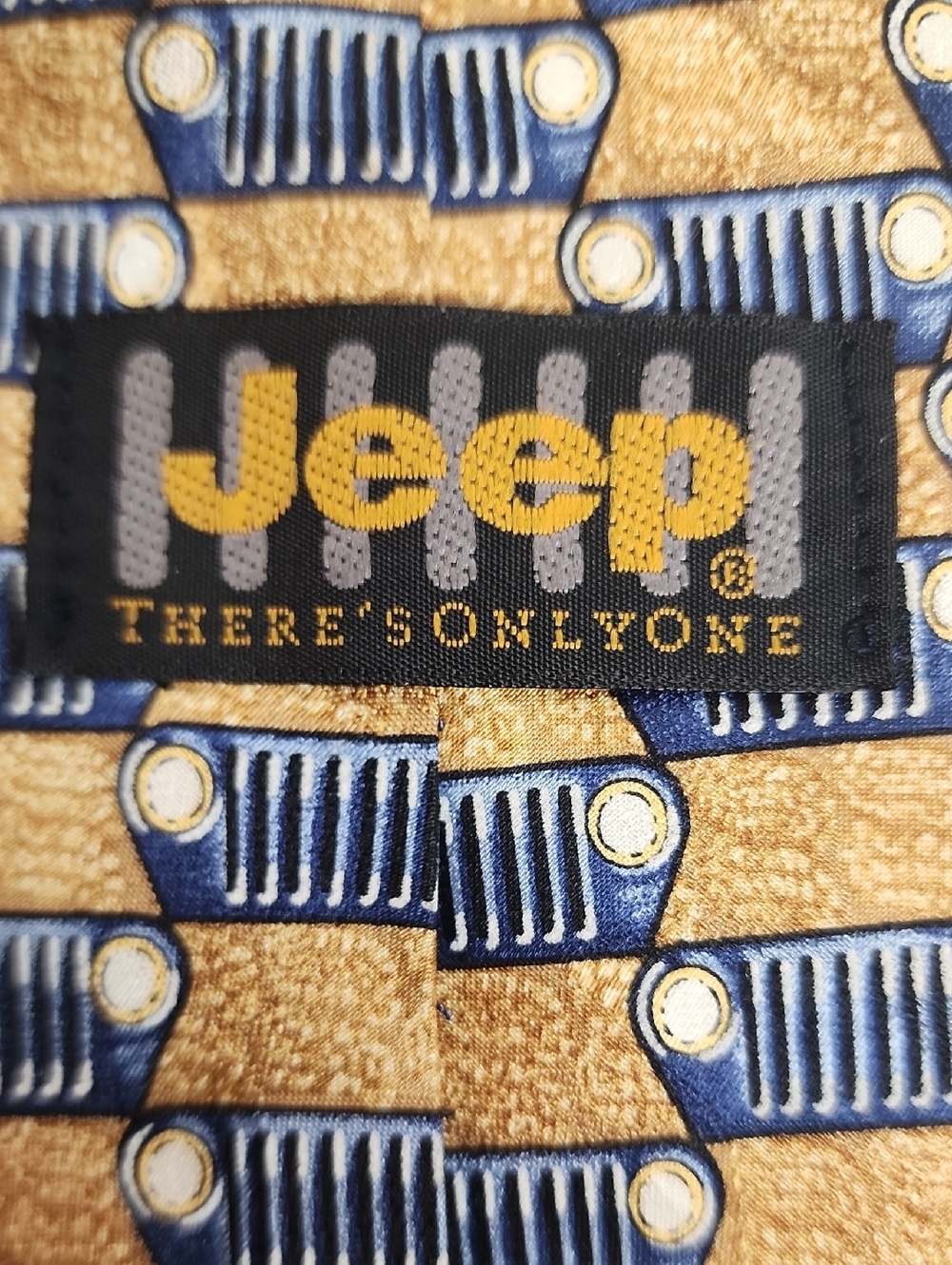 Jeep There's Only One Classic Geometric Pattern MenS Tie in Navy& Gold 100% SILK - Picture 4 of 7